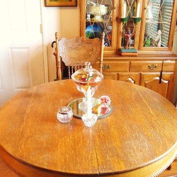 Round Oak 1890+ Claw foot Quarter Saw Table!! Pretty!  - Furniture
