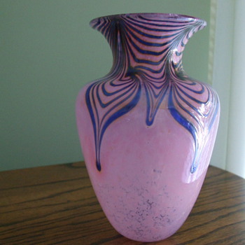 SKOOKUM ART GLASS CO. (Robert Held) PULLED FEATHER VASE