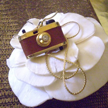 ORIGINAL VINTAGE MINIATURE 3D CAMERA PENDANT
