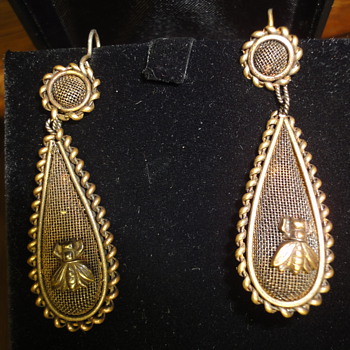 Very Old Silesian wirework pair of earrings with applied bees. - Fine Jewelry
