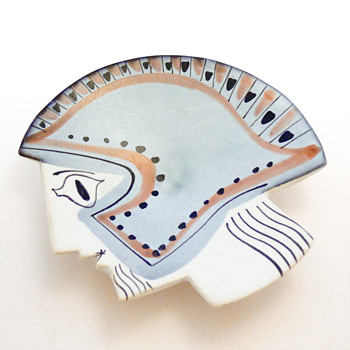 Decorative plate in the shape of a Greek warrior’s head. Roger Capron, 1950s. - Art Pottery