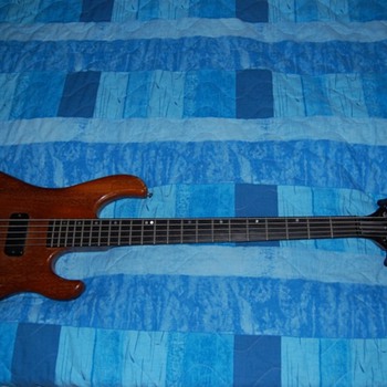 Gibson V 5 string bass
