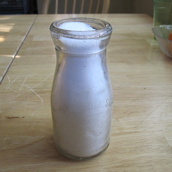 1919 hp hood and son 1/2 pint milk bottle