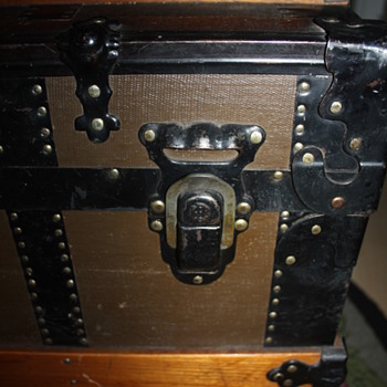 Great Original Condition Trunk - five slat top - question about maker - Furniture