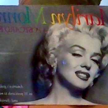 1989 MARILYN MONROE POSTCARDS BOOK