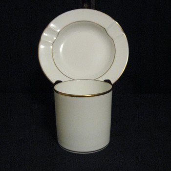 WEDGWOOD ENGLAND BONE CHINA ASHTRAY AND CIG HOLDER - Tobacciana
