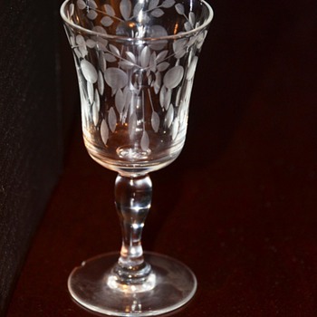 Help identifying patterns? 1 of 7 different patterns. - Glassware
