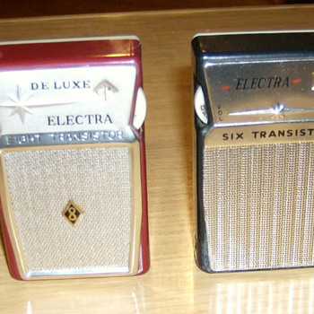 Pair of transistor radios - Radios