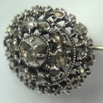 Silver round brooch with a lot of rose cut diamonds - Fine Jewelry