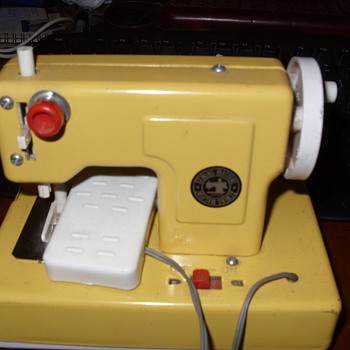 mini sewing machine 