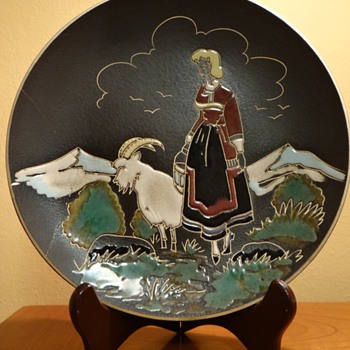 NORWEGIAN GIRL & GOAT ENAMEL DESIGN PLATE HALDEN NORWAY  C. 1940S - Art Pottery