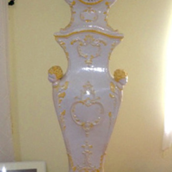 Tall ceramic clock - can u help identify pls?