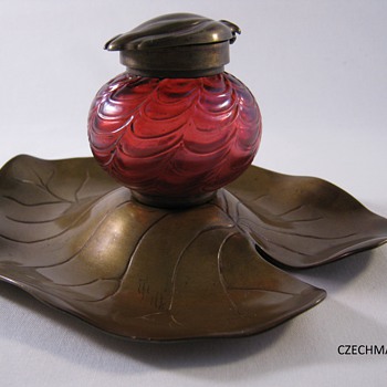 KRALIK ART NOUVEAU GLASS LILLY PAD INKWELL CRANBERRY IRIDESCENT DRAPED DECOR - Art Glass