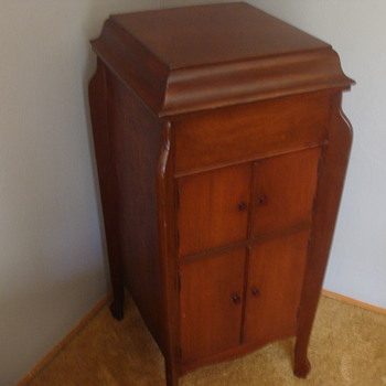 Kevin's old Victoroal Phonograph in working condition! - Records