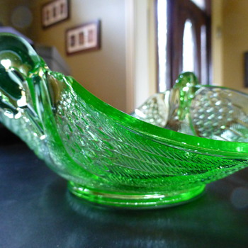 Vaseline-glass Swan  candy dish - Glassware