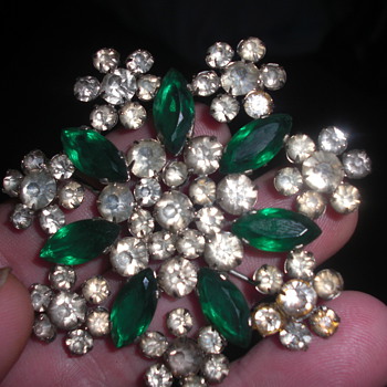 Couple brooches - Costume Jewelry
