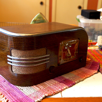 Truetone D1215 Tube Radio Metal Wood Grain Case by Western Auto, 1938 - Art Deco
