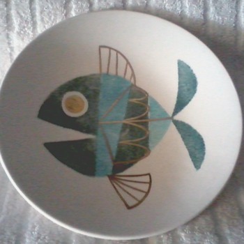 Metlox Poppy Trail " Tropicana " Fish Motif / 3 Legged 8" Bowl 22/24 kt. Gold Accents