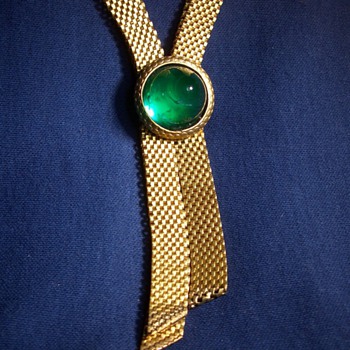 A beautiful emerald glass and mesh necklace!