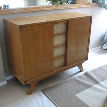 Westinghouse Tube Radio and Sterio in Cabinet