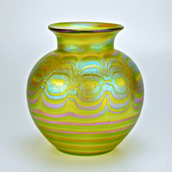 a signed Loetz Phenomen Genre vase from about 1902 - Art Glass