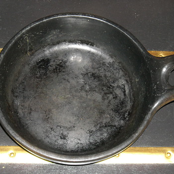 Help identify unusal skillet pan?