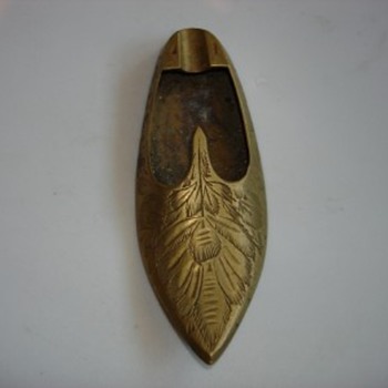 PRETTY VINTAGE ALADDIN SHOE'S ASTRAY'S