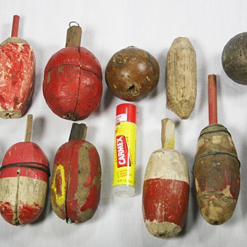 Assortment Of Old Wooden Fishing Bobbers - Fishing