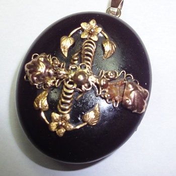 Vulcanite gold decorated locket/pendant - Fine Jewelry