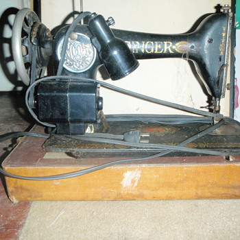 ANTIQUE OLD SEWING MACHINE BY SINGER