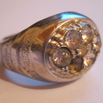 a white gold ring - Fine Jewelry