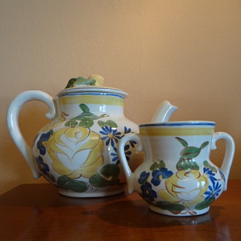 VINTAGE HAND PAINTED RED WING POTTERY TEA POT AND SUGAR BOWL - Art Pottery