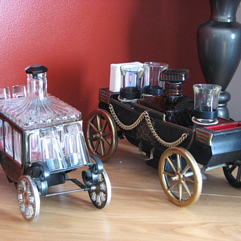 Wagon Decantor sets and old tins - Bottles