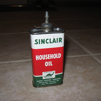 Sinclair oil can - Petroliana