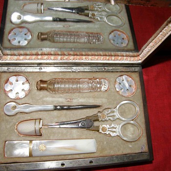 antique Palais Royal etui, Mother of pearl and gold