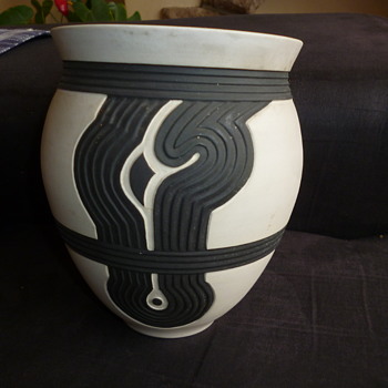 SHEUGNET POTTERY VASE - Pottery