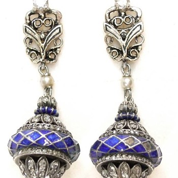 ART DECO white gold (14 k) blue enameled rose cut diamond earrings