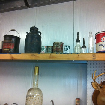 Oil cans and signs - Petroliana