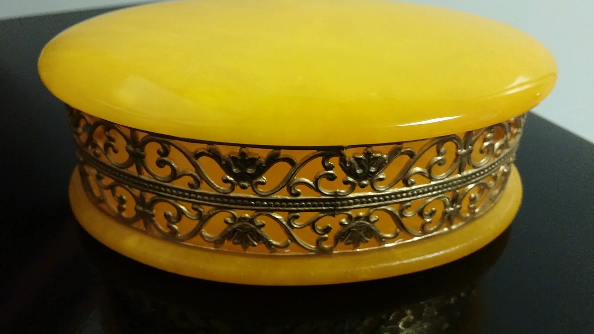 Genuine Alabaster Hand Carved Made in Italy yellow trinket box with