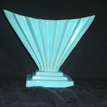 Italian Pleated Fan Vase ( In the Art Deco Style) - Art Pottery
