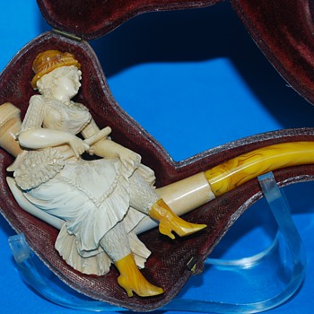 Woman with amber hat and boots - Tobacciana
