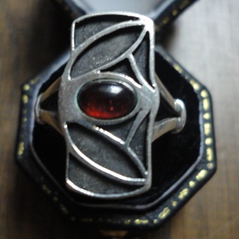 Jugendstil, secessionist silver & garnet ring c. 1900. - Fine Jewelry