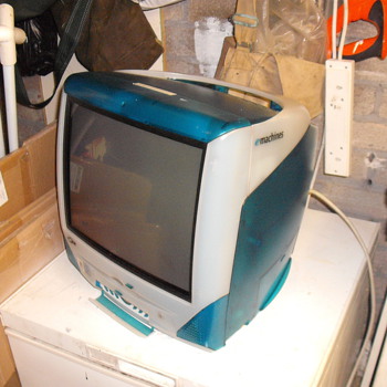 Old Computer....looks like a Mac !!