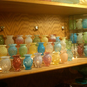 COLLECTION OF FENTON HOBNAIL MINI VASES 