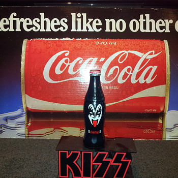 kiss bottle - Coca-Cola