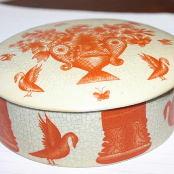 Chinese Porcelain Box - Need help identifying please. - Asian