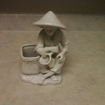 PORCELAINE BLANCH FIGURINE
