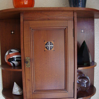 small hanging cabinett 20s