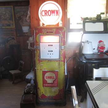 Bowser 595 gas pump and Standard Oil Crown globe - Petroliana