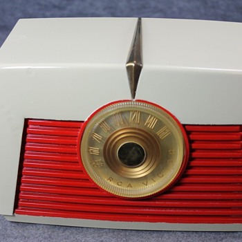 1949 RCA Model 8-X-542 Tube Radio - Radios